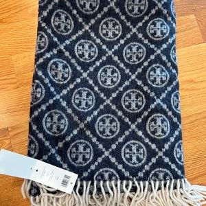 Tory Burch Women’s T-Monogram BOUTIQUE
Jacquard VIP Wool Blanket/Scarf